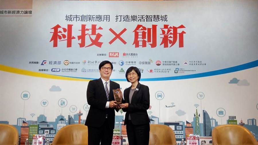 （東元集團(tuán)董事長(zhǎng)邱純枝5日從行政院副院長(zhǎng)陳其邁手中，接下臺(tái)灣智慧城市發(fā)展協(xié)會(huì)頒發(fā)智慧城市卓越貢獻(xiàn)獎(jiǎng)。圖／東元集團(tuán)提供）