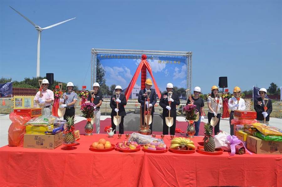 (東元去年拿到開發(fā)商哥本哈根基礎(chǔ)建設(shè)基金(CIP)位于彰濱彰芳及西島風(fēng)場陸域升壓站工程統(tǒng)包桉，23日由東元總經(jīng)理連昭志(右五)與CIP彰芳暨西島離岸風(fēng)場計(jì)畫執(zhí)行長Dennis Sanou(左五)等人，共同主持開工祈福典禮。圖／東元提供)
