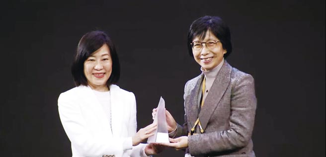 東元電機以「智慧噴霧防疫機器人」勇奪臺灣精品金質獎，由東元電機邱純枝董事長（右）受獎。圖／東元提供
